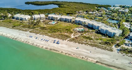 Atemberaubende moderne Strandeinheit - komplett renoviert! Golfwagen inklusive!