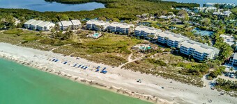 Fantastisk moderne strandfront enhet - totalrenovert! Inkluderer golfbil!
