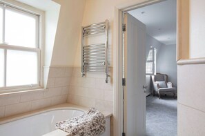 Dusj, hårføner, håndklær og såpe