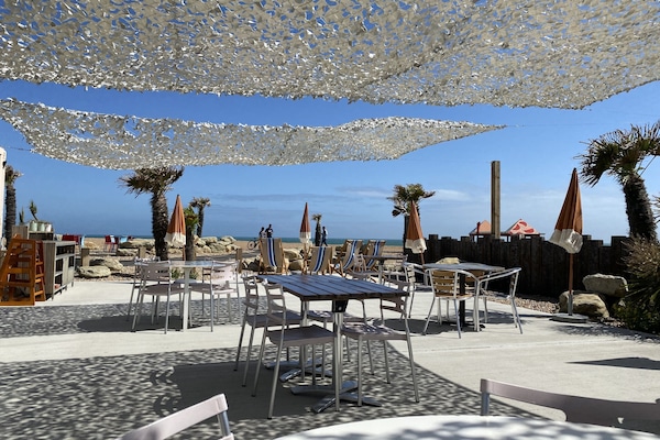 Best location for dining on a sunny day - Little Rock Folkestone, on the beach