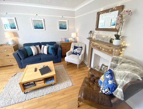 Coastal garden flat with parking. Pet friendly! Only 2 minutes from the beach!