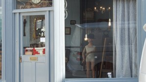 Una fachada de tienda con un letrero que dice 'Antiques Interiors'.