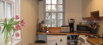 A light & spacious flat, overlooking ruins of Kelso Abbey, close to town centre.