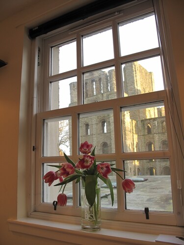 Light & spacious 2nd floor flat. View of the ruins of Kelso Abbey, very central.