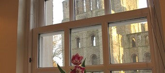 Light & spacious 2nd floor flat. View of the ruins of Kelso Abbey, very central.