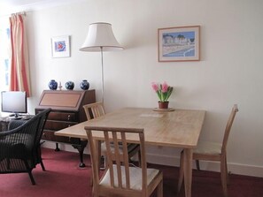 Dining - Light & spacious 2nd floor flat. View of the ruins of Kelso Abbey, very central. (Kelso)