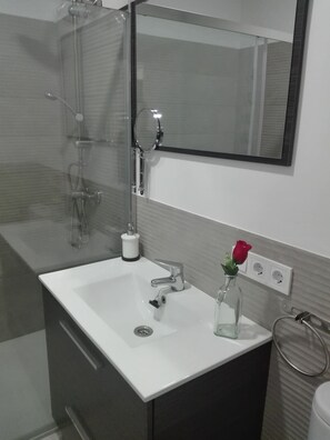 Dusche, Haartrockner, Handtücher