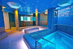 Alberca techada y camastros