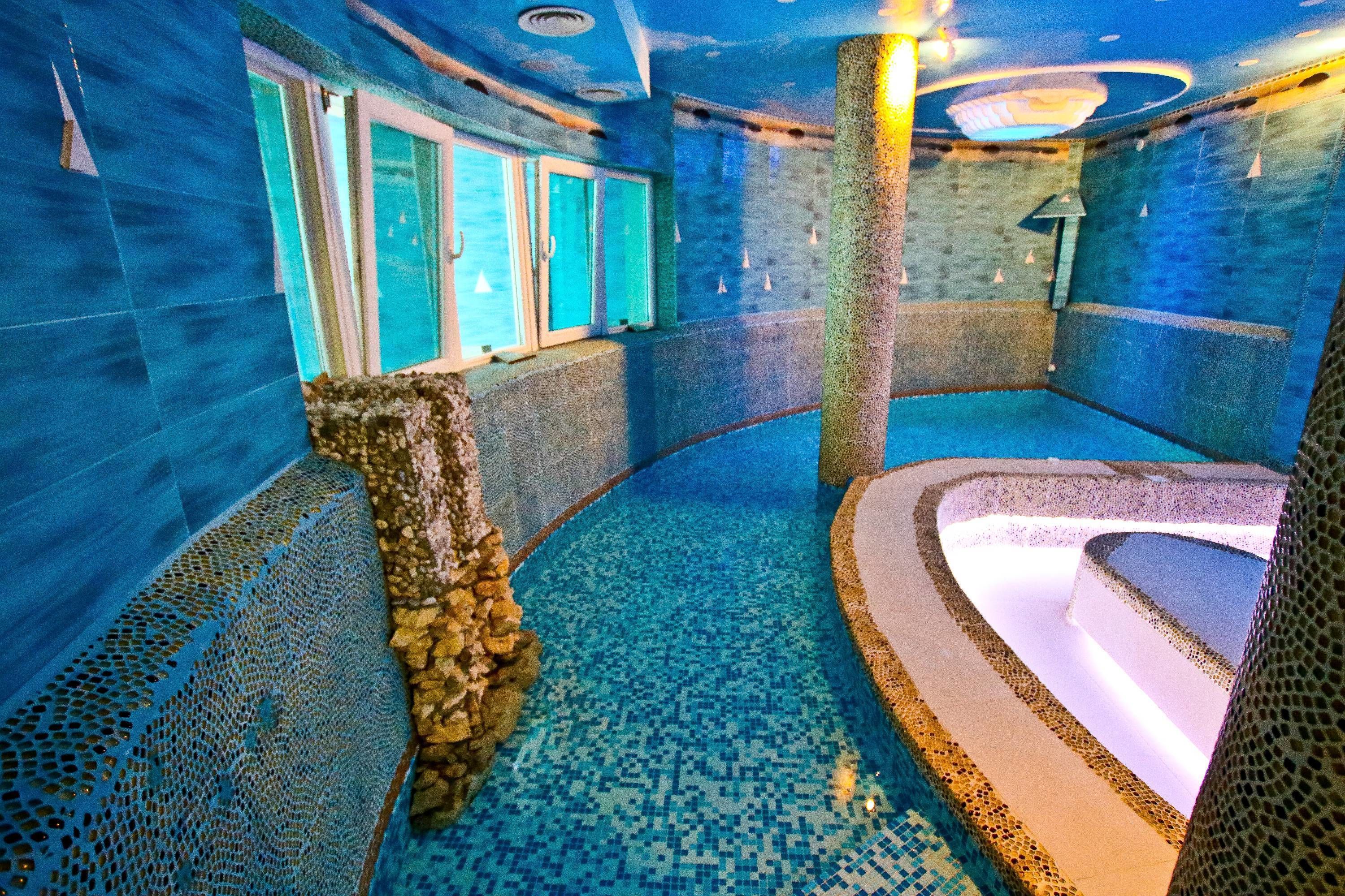 Indoor pool, sun loungers