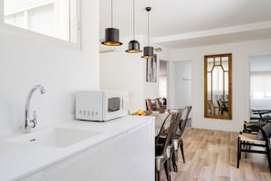 Een koelkast, een magnetron, een oven, een kookplaat