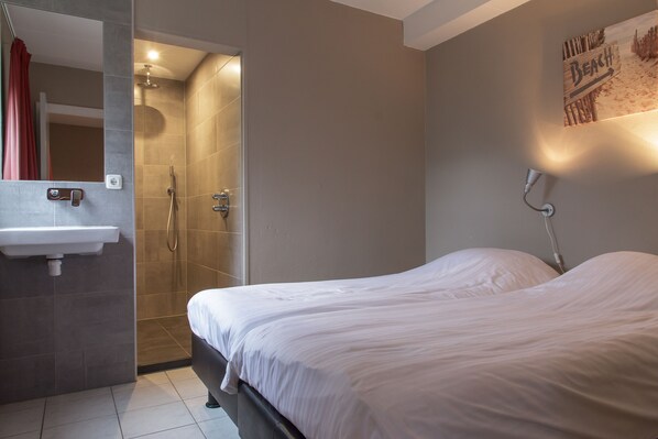 1 slaapkamer, een strijkplank/strijkijzer, reisbedje, gratis wifi