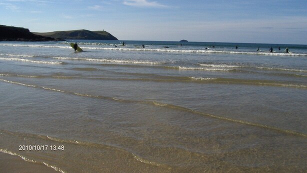 Ein Strand mit Wellen und Surfern.
