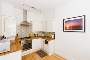 Fridge, microwave, oven, stovetop - Luxury ground floor one bedroom apartment yards from the beach and High Street (Ventnor)