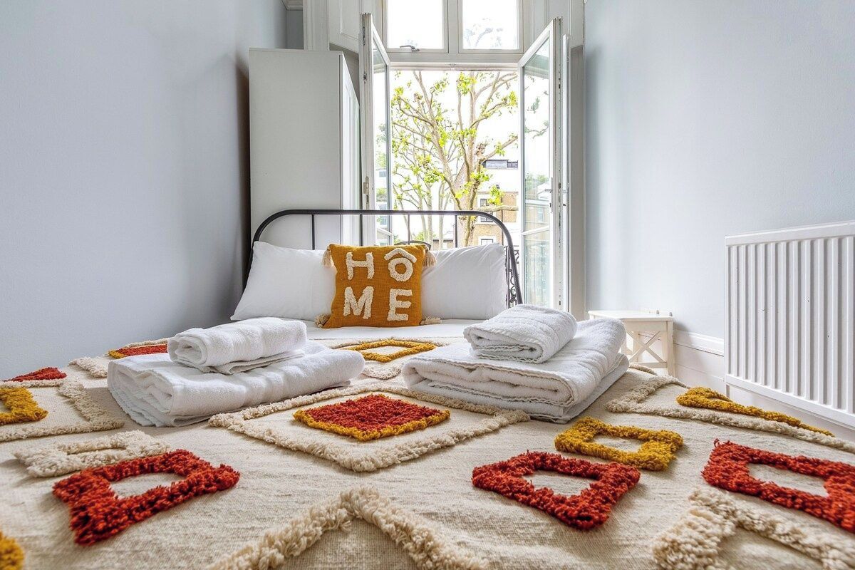 Une chambre d’hôtel avec un lit, une fenêtre et un radiateur.