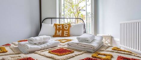 Une chambre d’hôtel avec un lit, une fenêtre et un radiateur.
