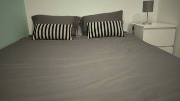 1 slaapkamer, een strijkplank/strijkijzer, internet, beddengoed