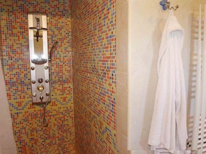 Baignoire, séchoir à cheveux, serviettes fournies