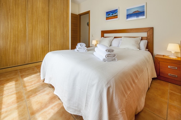 3 bedrooms, in-room safe, iron/ironing board, travel cot