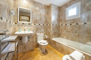 Combined shower/tub, hair dryer, bidet, towels