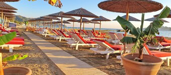 Luksusvilla med privat svømmebasseng og utsikt over sjøen og solnedgangen 