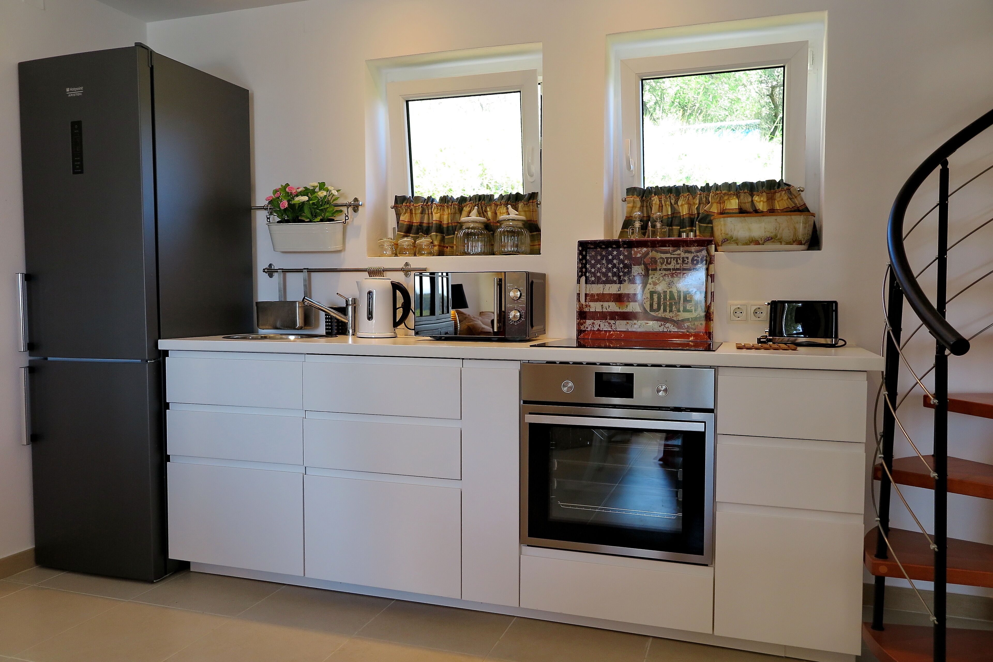 Geladeira, micro-ondas, fogão, cooktop