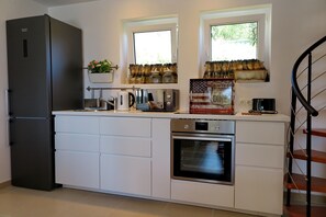 Kühlschrank, Mikrowelle, Ofen, Herdplatte