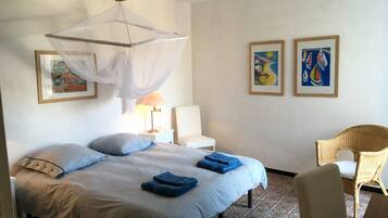 3 slaapkamers, een strijkplank/strijkijzer, gratis wifi, beddengoed