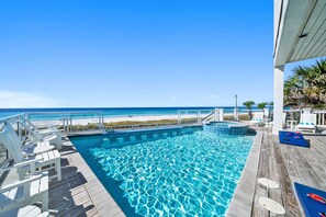 Een buitenzwembad en een verwarmd zwembad