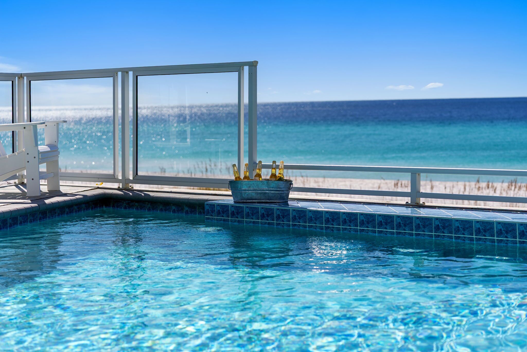 Utomhuspool och uppvärmd pool