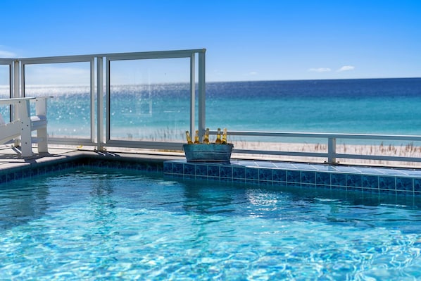 Een buitenzwembad en een verwarmd zwembad