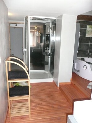 Combined shower/bathtub, hair dryer, towels, toilet paper