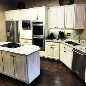 Frigorifero, microonde, forno, piano cottura