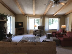 Smart TV, fireplace, DVD player - On Golf Course, 4 Bedrooms, 3 bathrooms, Sleeps 10 (Angel Fire)