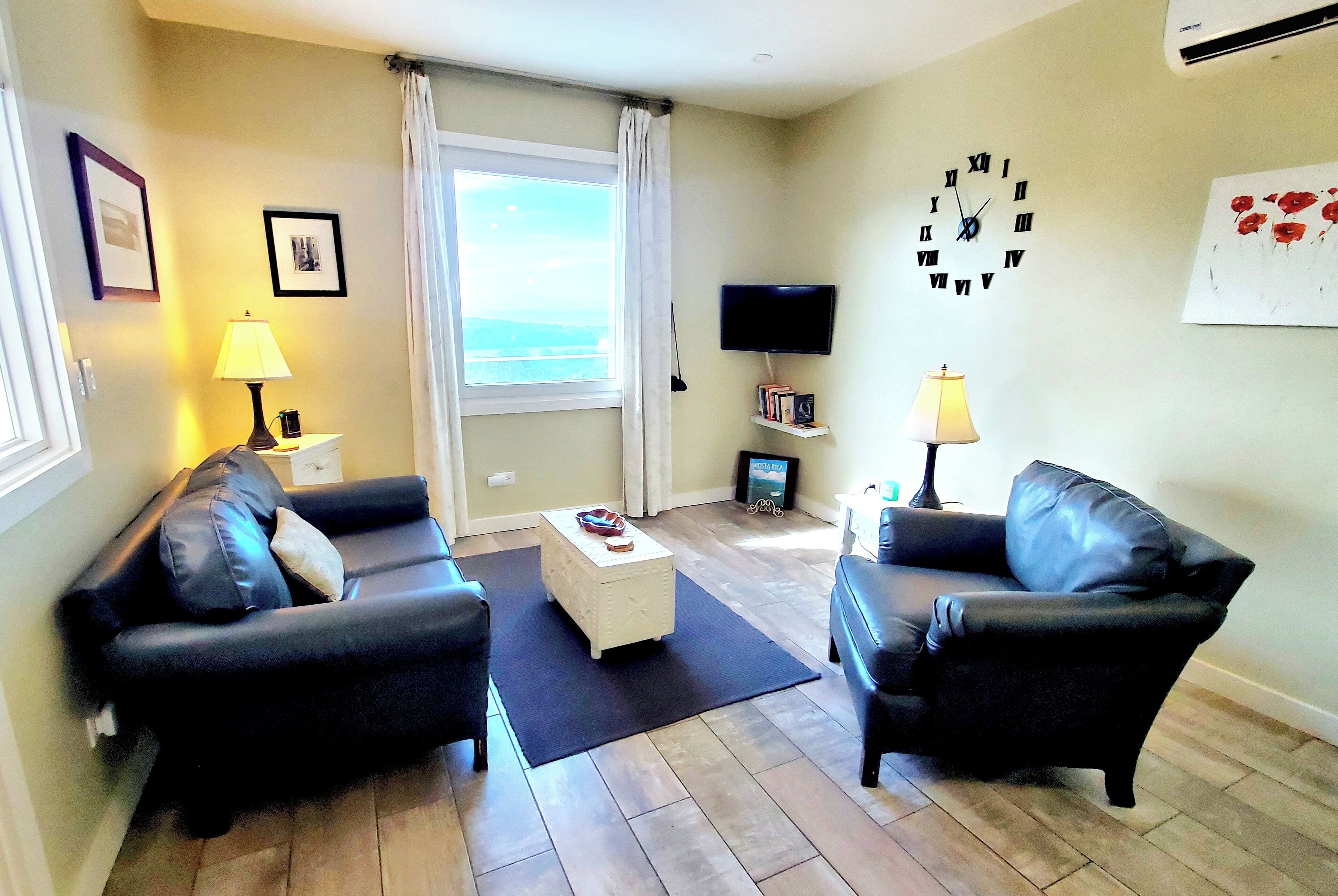 TV connectée, livres, chaîne hi-fi