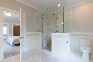 Haartrockner, Handtücher, Seife, Shampoo