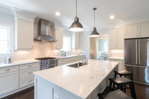 Køleskab, mikrobølgeovn, ovn, kogeplade