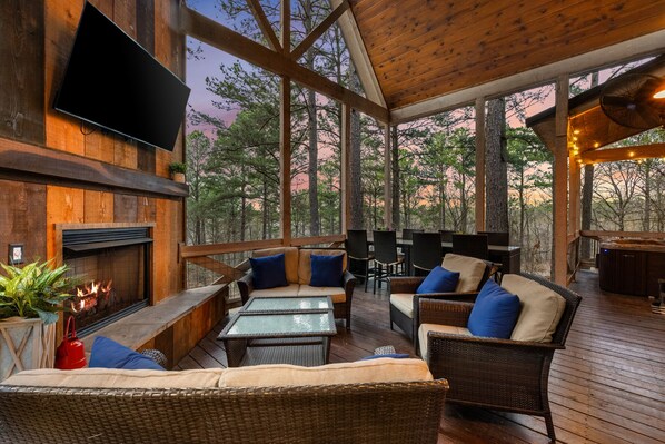 TV connectée, cheminée, jeux vidéo, lecteur de DVD