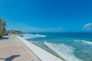 Un paseo marítimo con vistas al océano y edificios a lo largo de la costa.