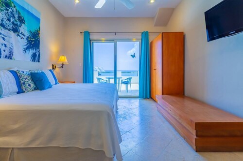 Oceanfront Villa w/ Rooftop Terrace & Private Pool Castillito del Caribe