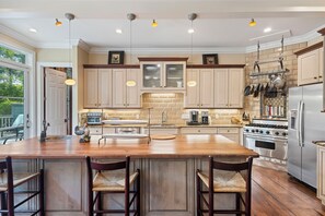 Fridge, microwave, oven, stovetop - Luxury Kiawah Home with Amazing Private Pool and Walk to the Beach (Kiawah Island)