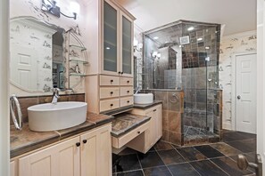 Ensemble baignoire-douche, séchoir à cheveux, serviettes fournies, savon