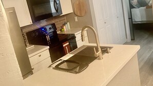 コーヒー / ティーメーカー、冷蔵庫、電子レンジ、オーブン