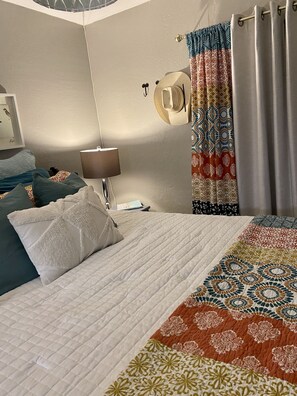 1 Schlafzimmer, Schreibtisch, Bügeleisen/Bügelbrett, Reisekinderbett