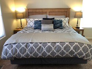 2 habitaciones, escritorio y tabla de planchar con plancha 