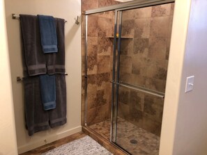 Combined shower/bathtub, hair dryer, towels, soap - Moab Cataract Condo - 2B/2.5B - Pool - Hot Tub (Moab)