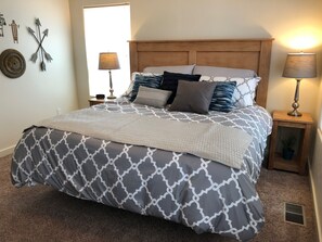 2 Schlafzimmer, Schreibtisch, Bügeleisen/Bügelbrett, Reisekinderbett