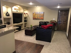 Téléviseur connecté, foyer, lecteur de DVD, table de ping-pong