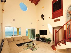 Fernseher, DVD-Player, Bücher, Stereoanlage