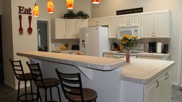 Réfrigérateur, four à micro-ondes, un four, surface de cuisson