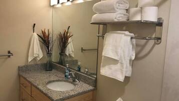 Kombination af bruser/badekar, hårtørrer, håndklæder